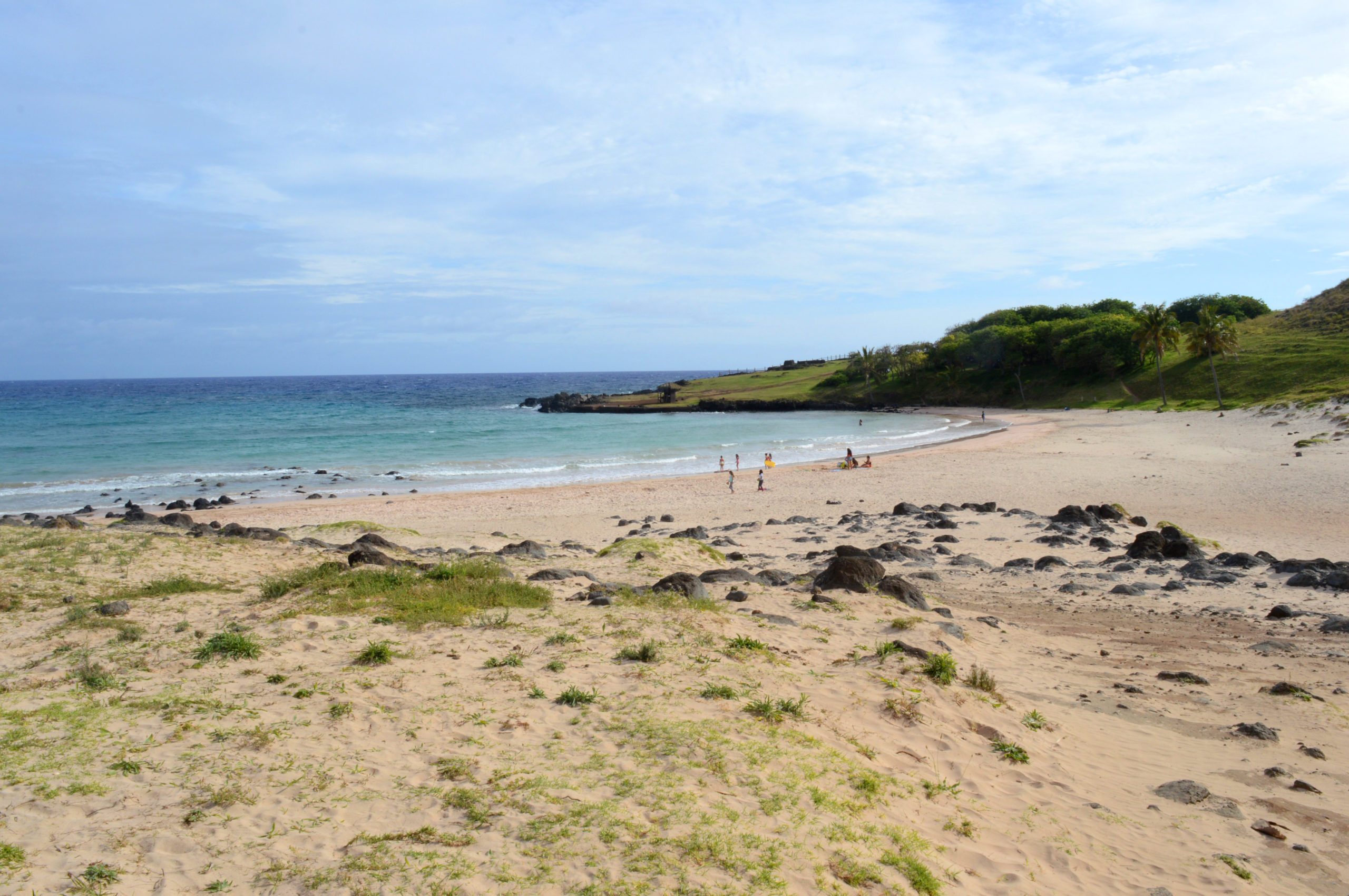 Plage de sable et mer turquoise de l'île de Pâques
