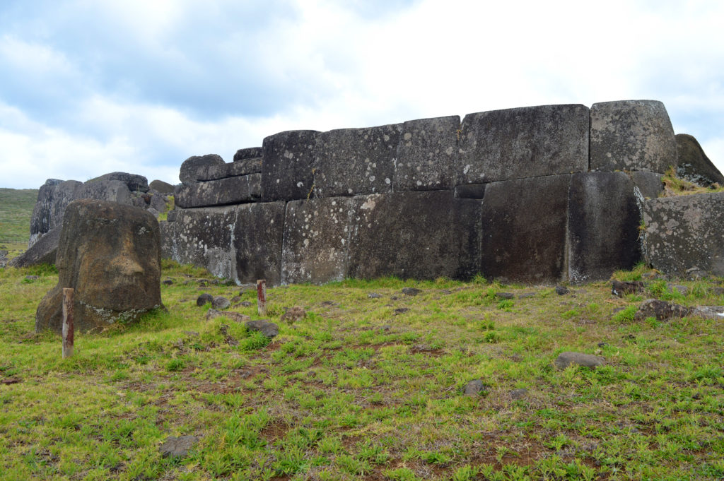 Mur en pierres cubiques