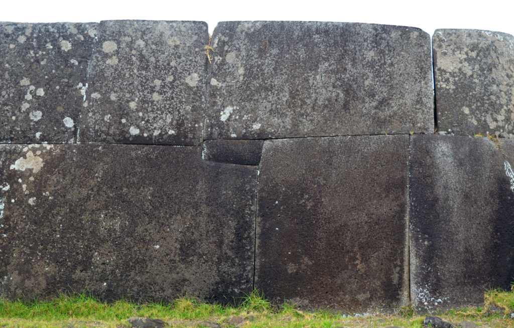 Gros plan sur des blocs du mur au style Inca