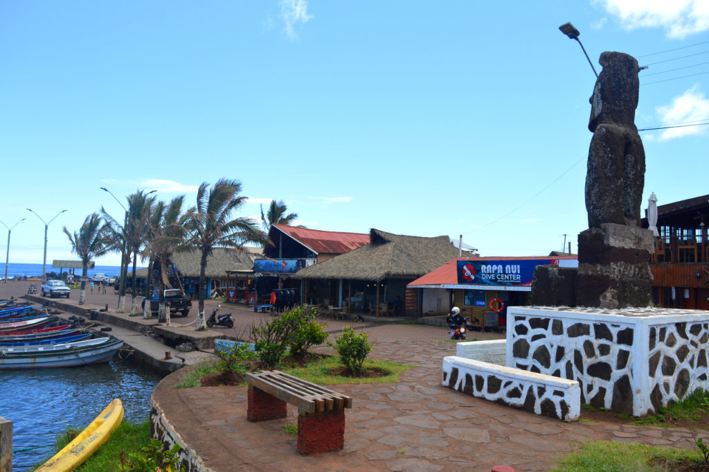 Le port d'Hanga Roa, avec sa statue