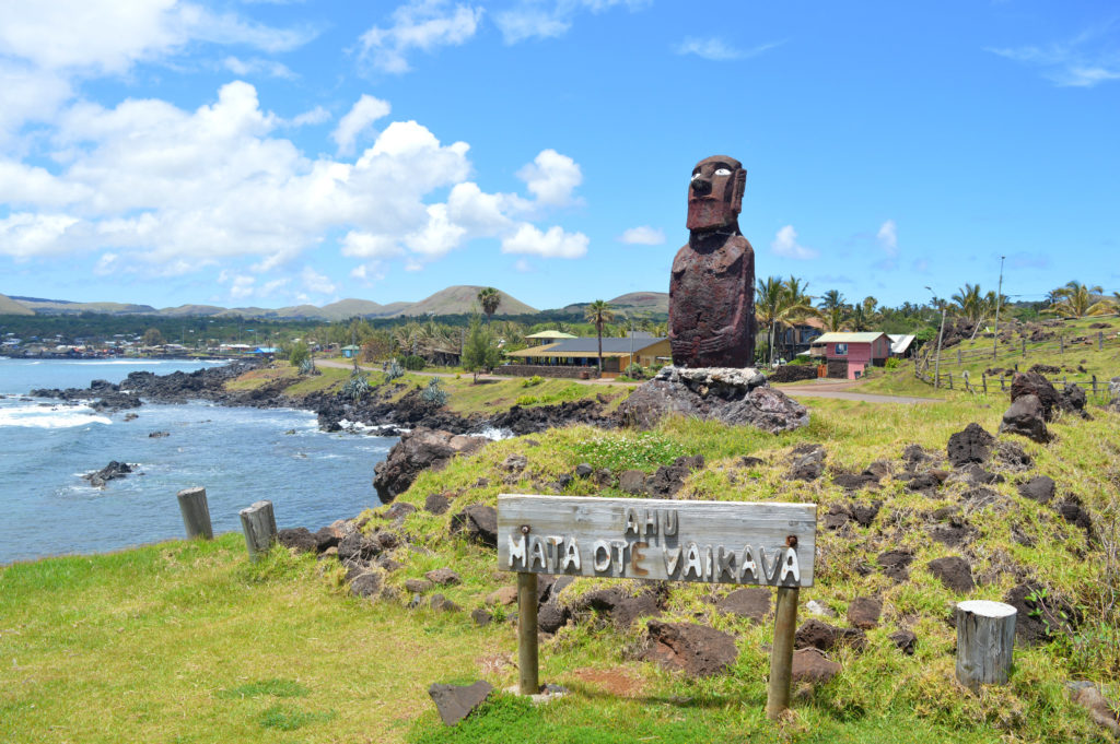 Vue sur une statue Moaï en bord de mer