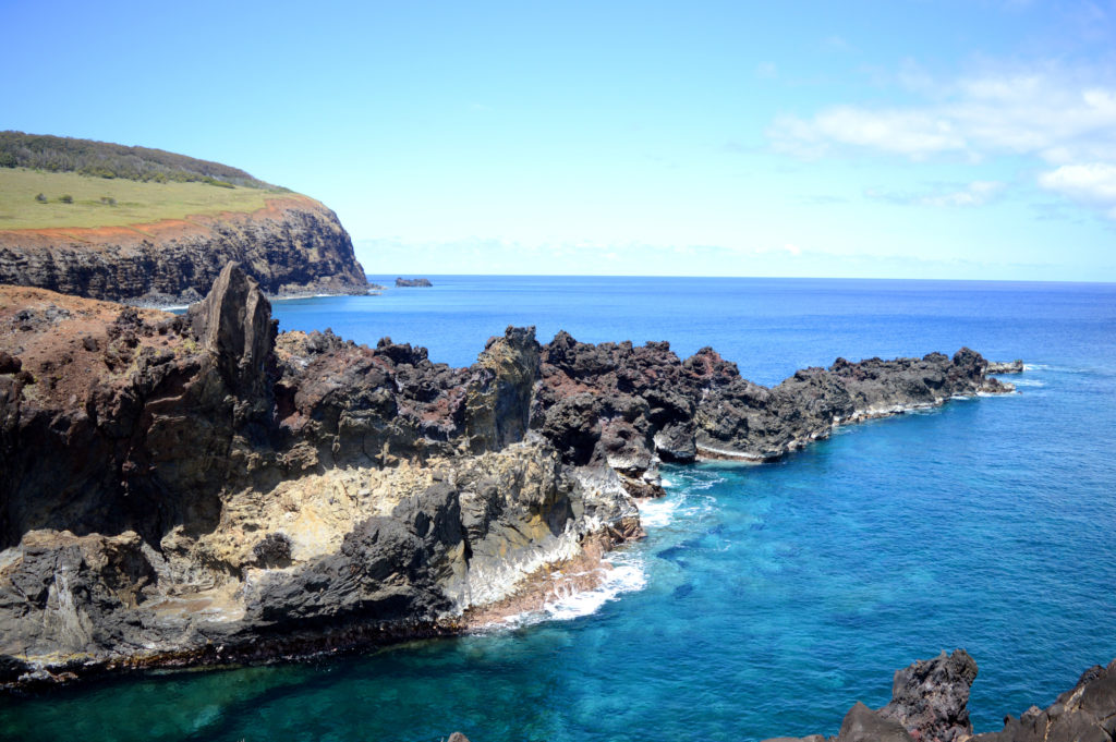 Falaises de rocher noir avec l'eau turquoise en contre bas