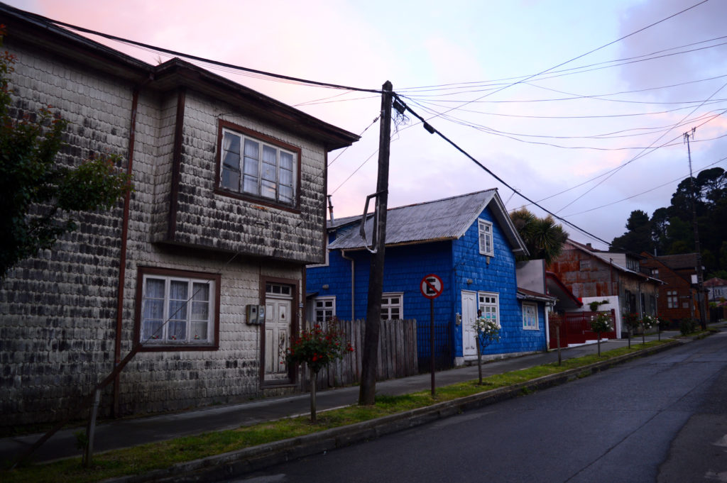 Ciel de couleur rose et violet, au dessus de maisons à toit pointu