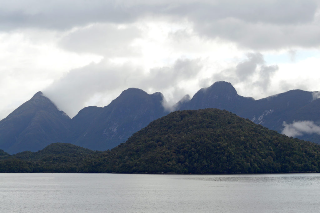 Collines verdoyantes, devant de grandes montagnes