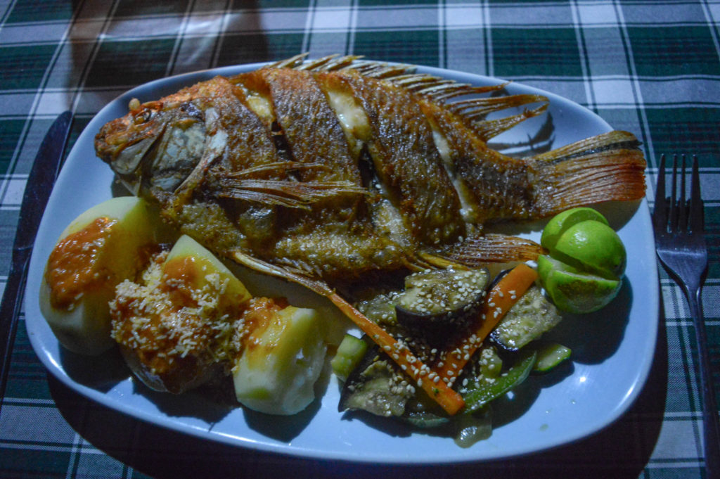 plat de poisson grillé et légumes en colombie