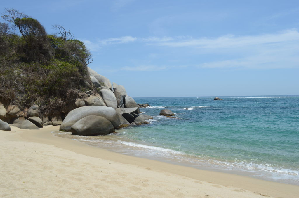 Plage playa nudista avec ses gros rochers