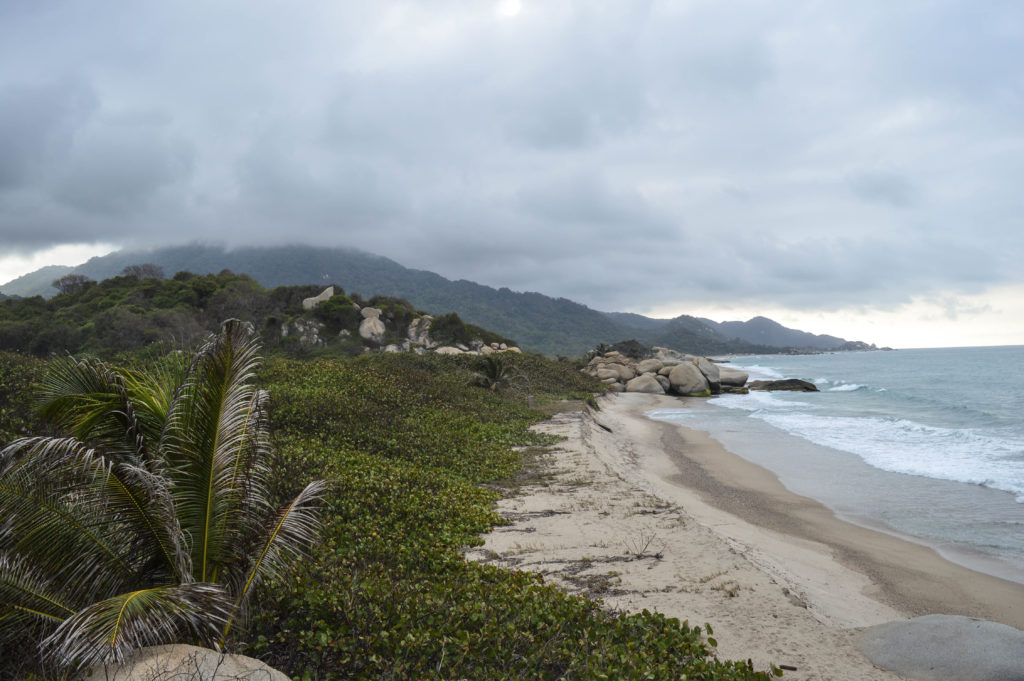 Coucher de soleil sur la mer dans le parc Tayrona