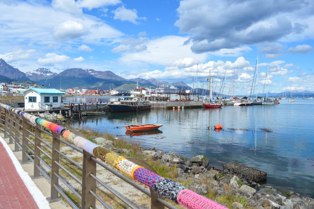 Bracelets attachés sur une rambarde le long du port