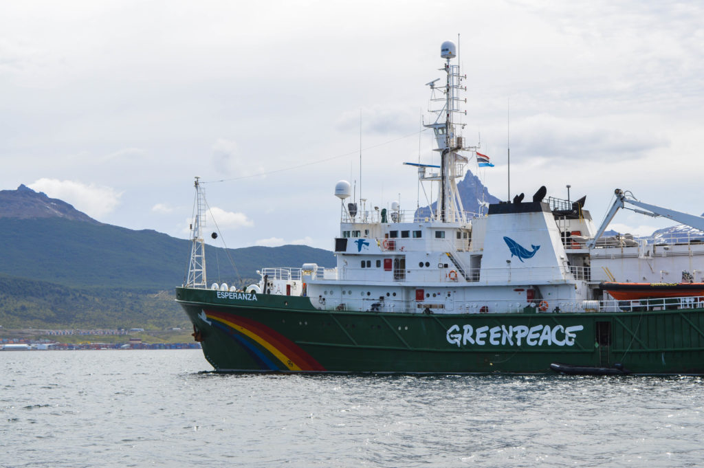 Bateau Greenpeace dans le port d’Ushuaïa