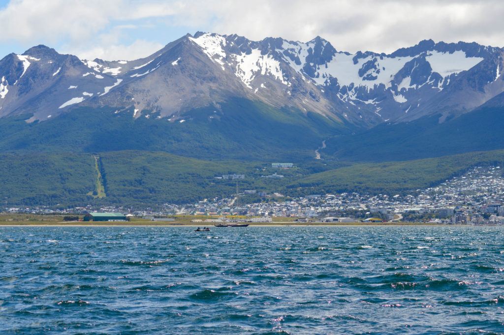 vue sur ushuaia devant canal beagle