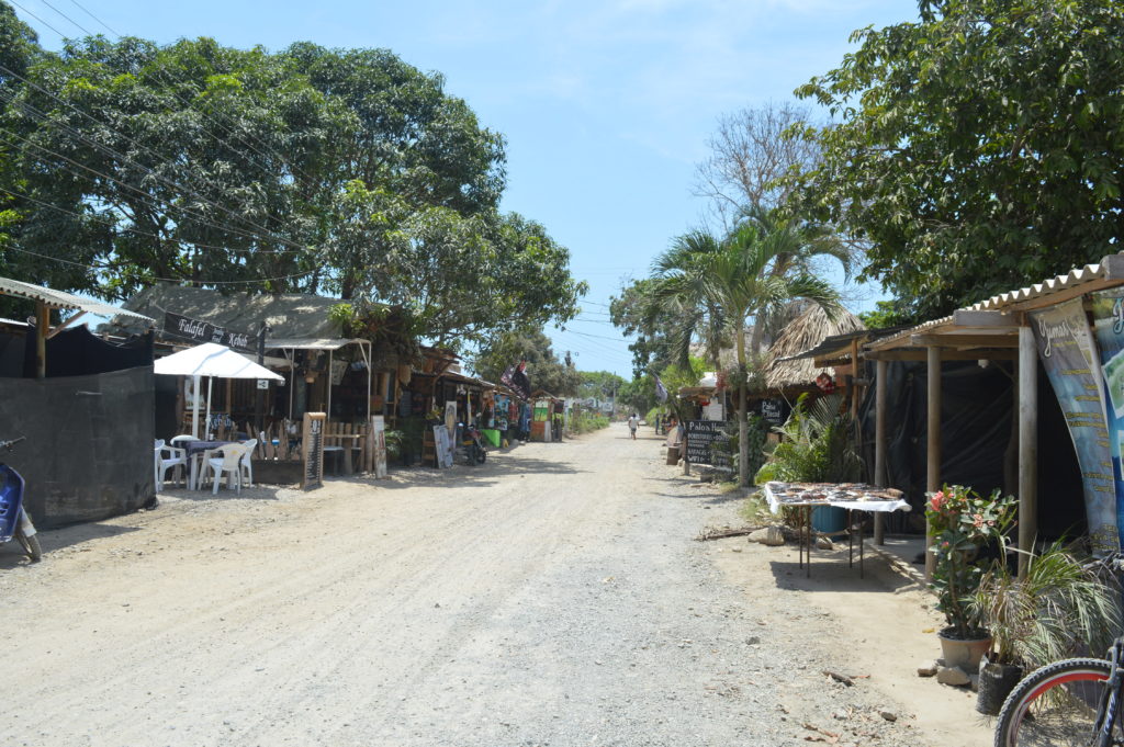 Rue non goudronnée du village de Palomino en Colombie