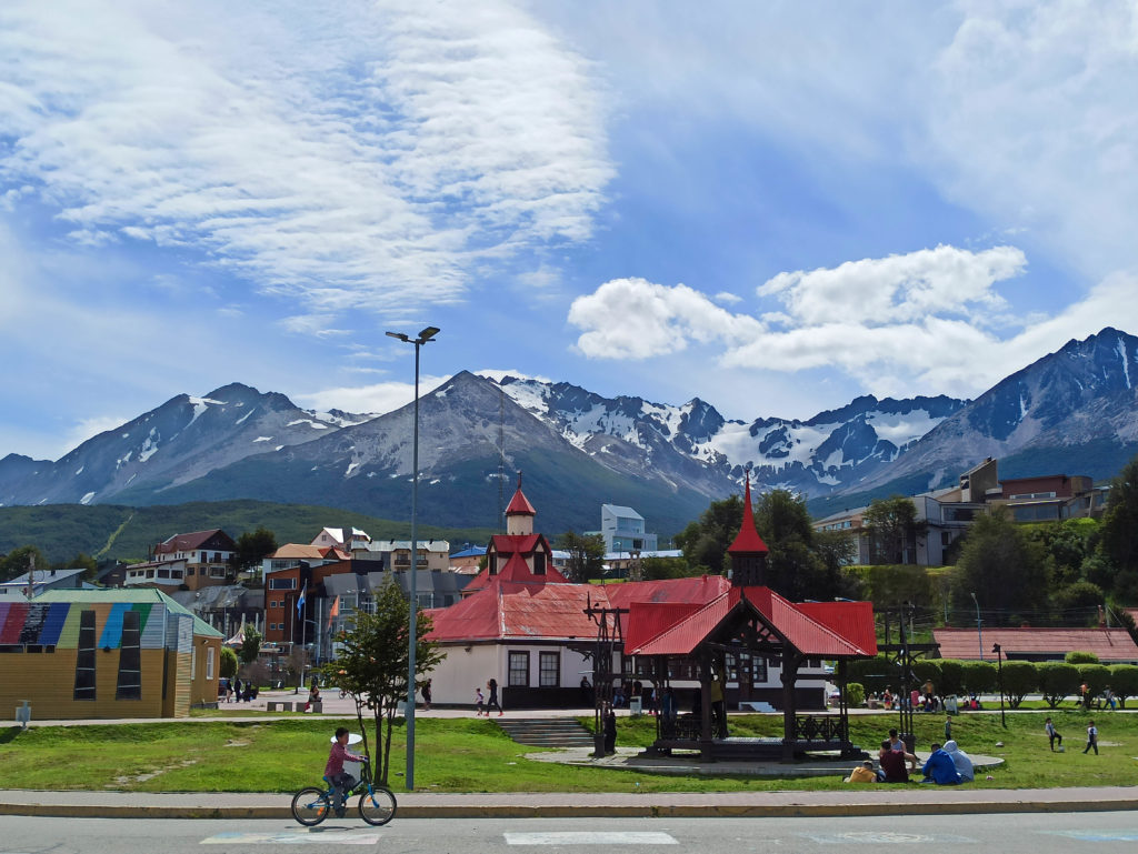 Maison avec les montagnes en toile de fond