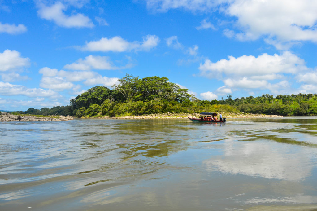 bateau sur le fleuve pour rejoindre yaxchilan, chiapas, frontière du guatemala