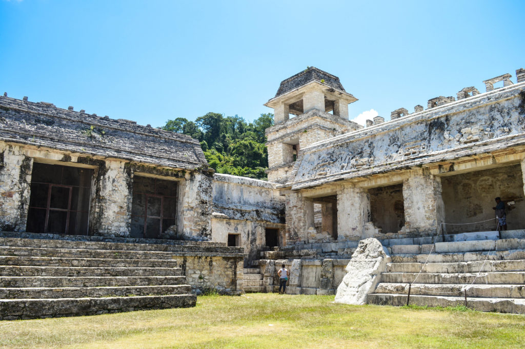 à l'intérieur des ruines de palenque, chiapas, mexique