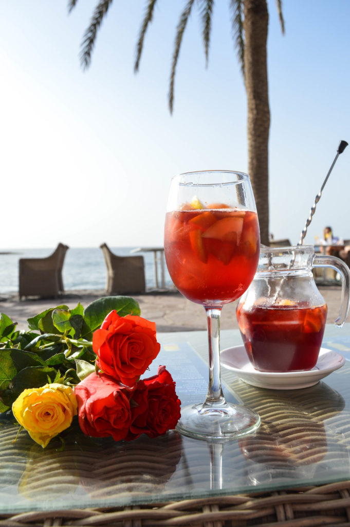 sangria et fleurs face à la mer