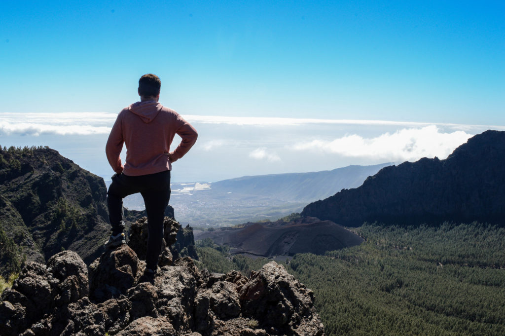 Manu observant une vue sur Tenerife