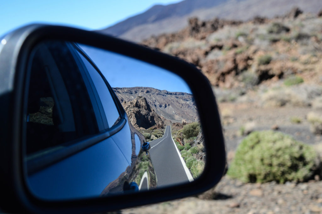 Volcan Teide dans le rétroviseur de la voiture