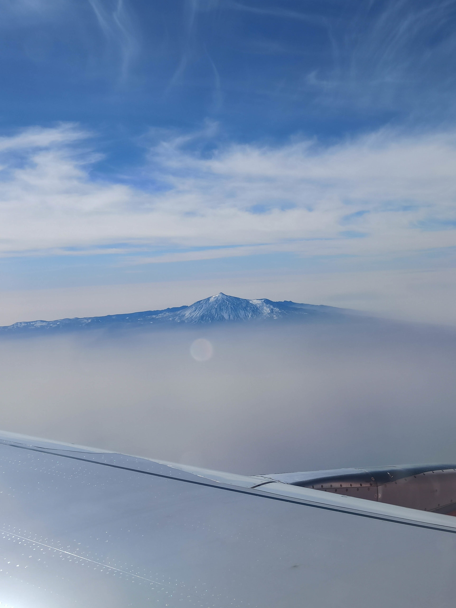 Vue depuis l'avion sur le pic du Teide qui dépasse des nuages