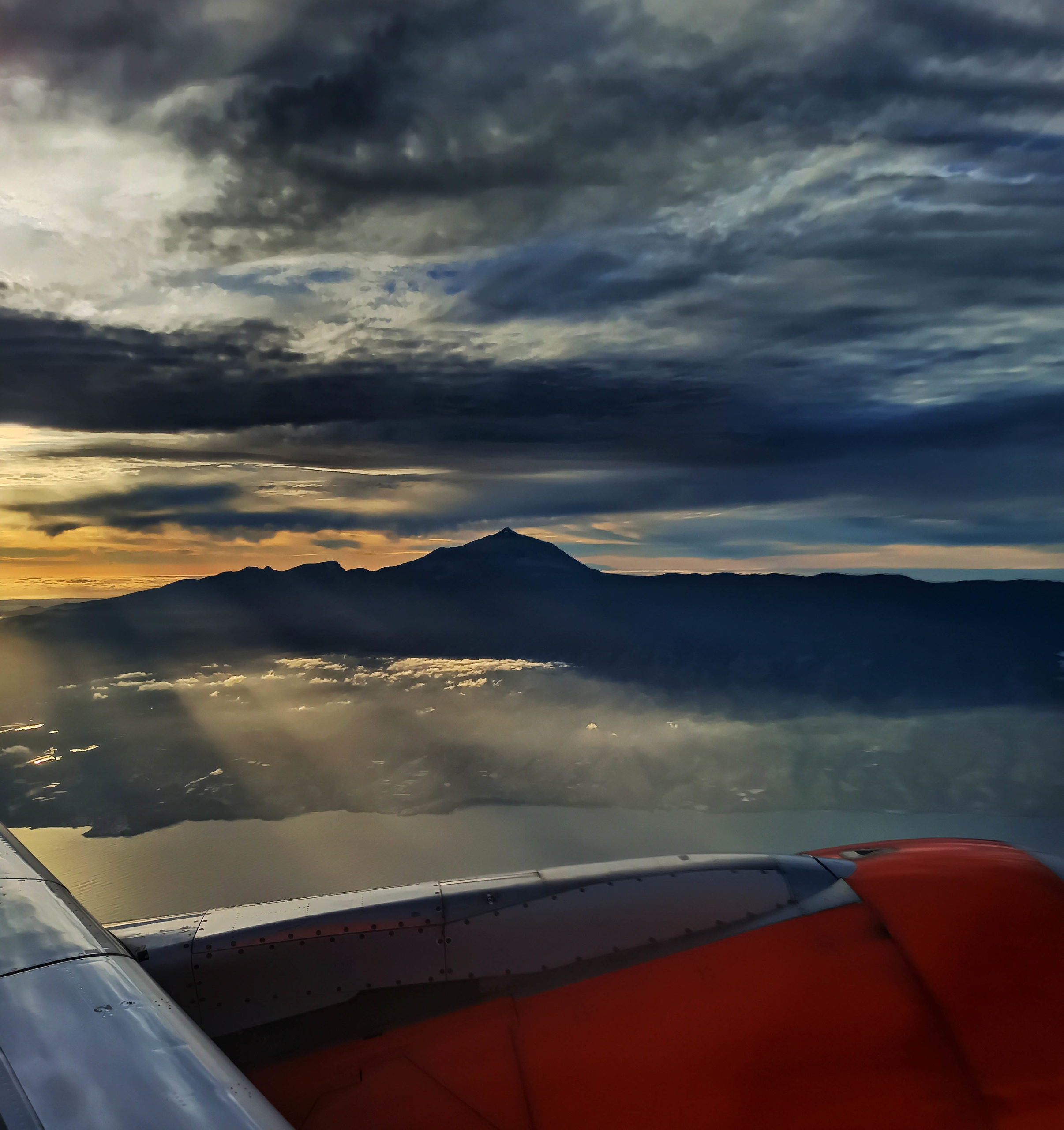 Vue depuis l'avion sur l'île de Tenerife et son majestueux volcan