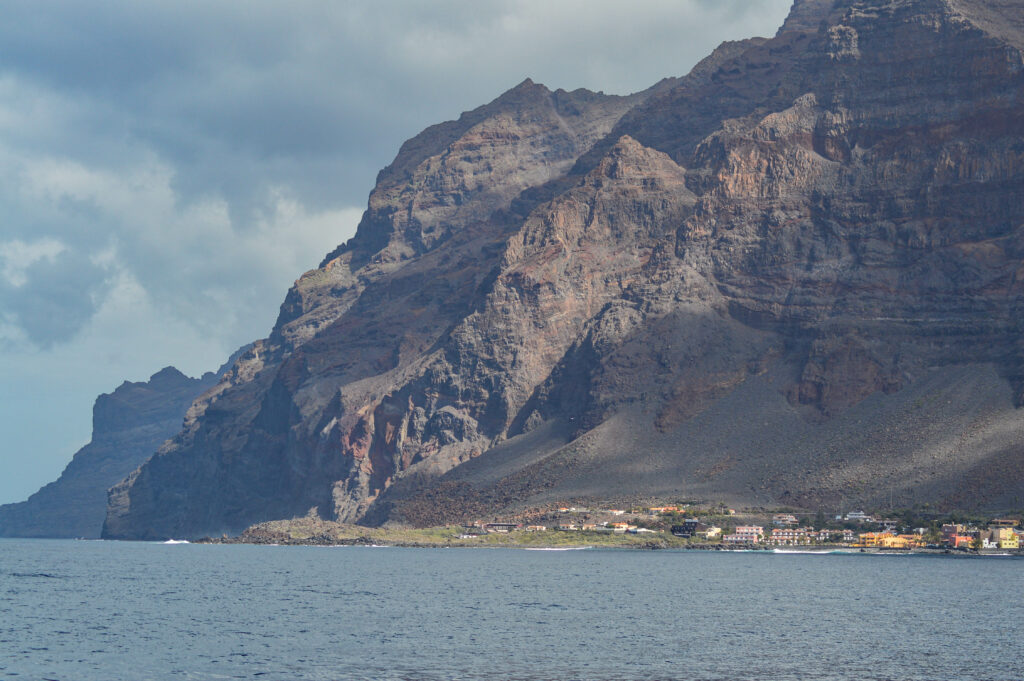 Vue depuis l'océan sur les falaises de La Gomera au loin, et la petite ville de Valle Gran Rey à ses pieds