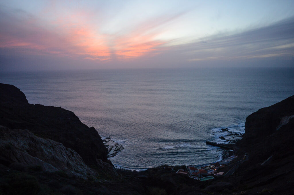 Coucher de soleil sur l'océan, avec le ciel teinté de rose