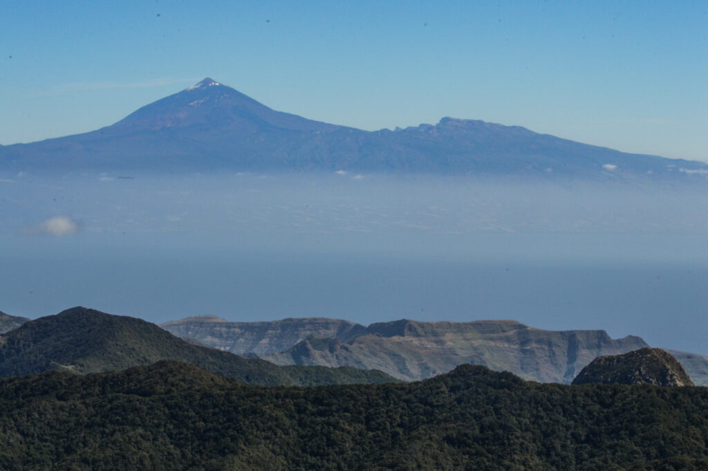 Vue sur Tenerife et son volcan au loin, au 1er plan les montagnes de La Gomera
