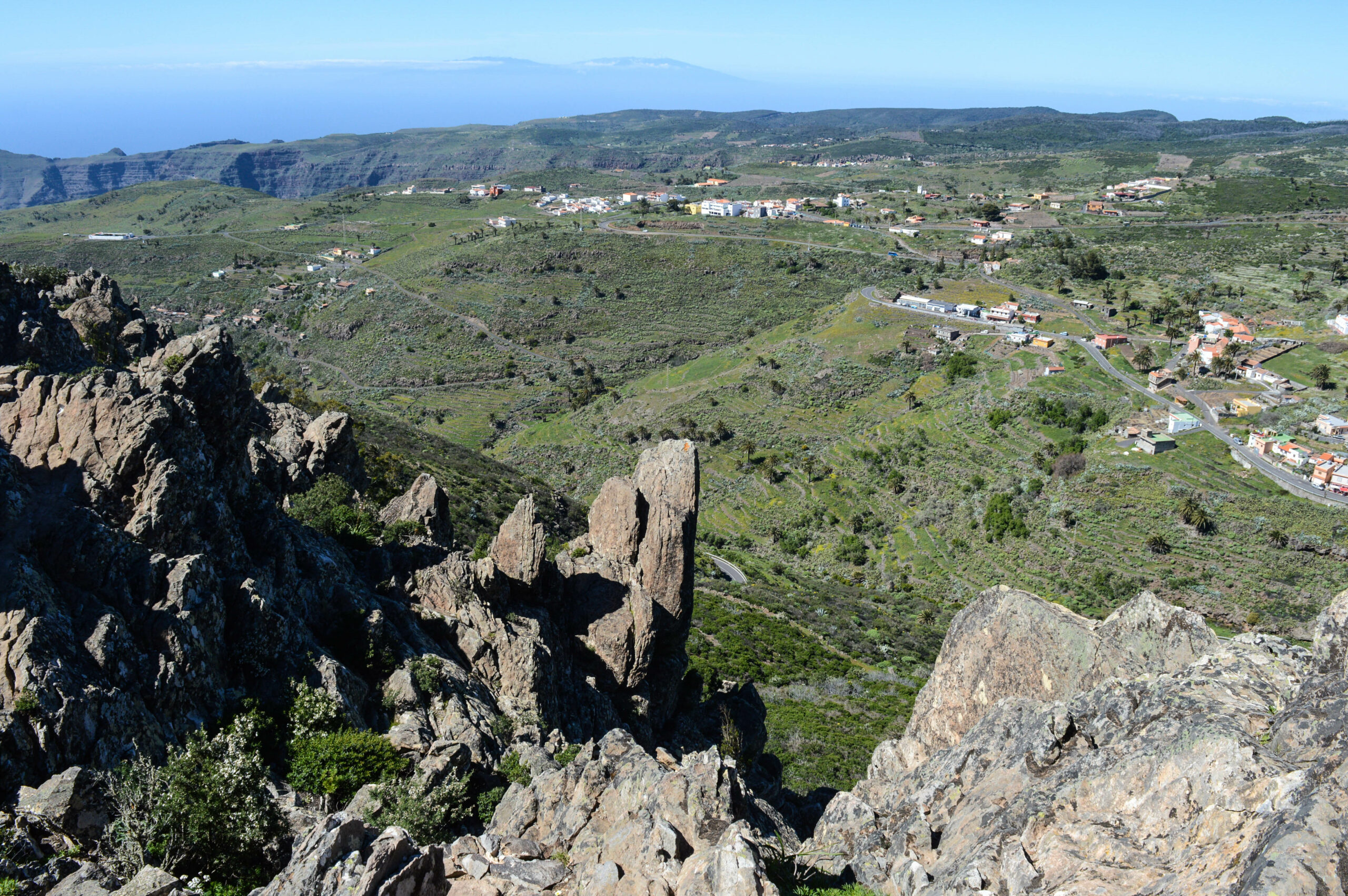 Vue depuis le haut de la fortaleza : rochers au 1er plan, vallée verte et petits villages au loin