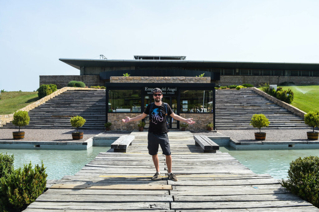 Entrée d'un joli bâtiment du vignoble Viña Montes, avec un ponton passant au dessus d'un bassin d'eau