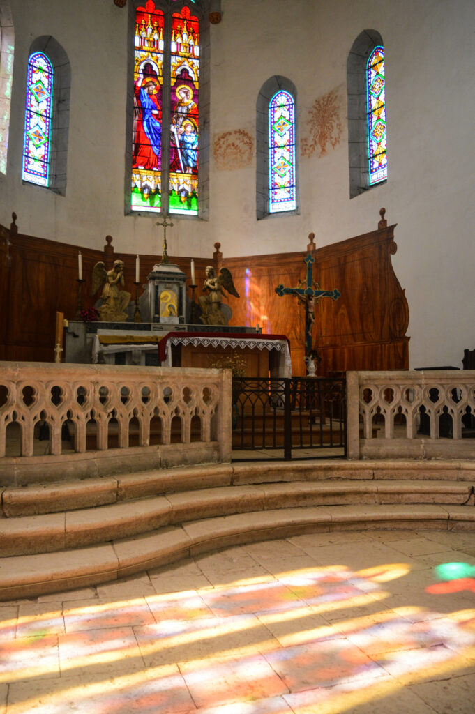 intérieur église, vitraux