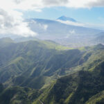 chemin zigzag dans la montagne et teide au fond