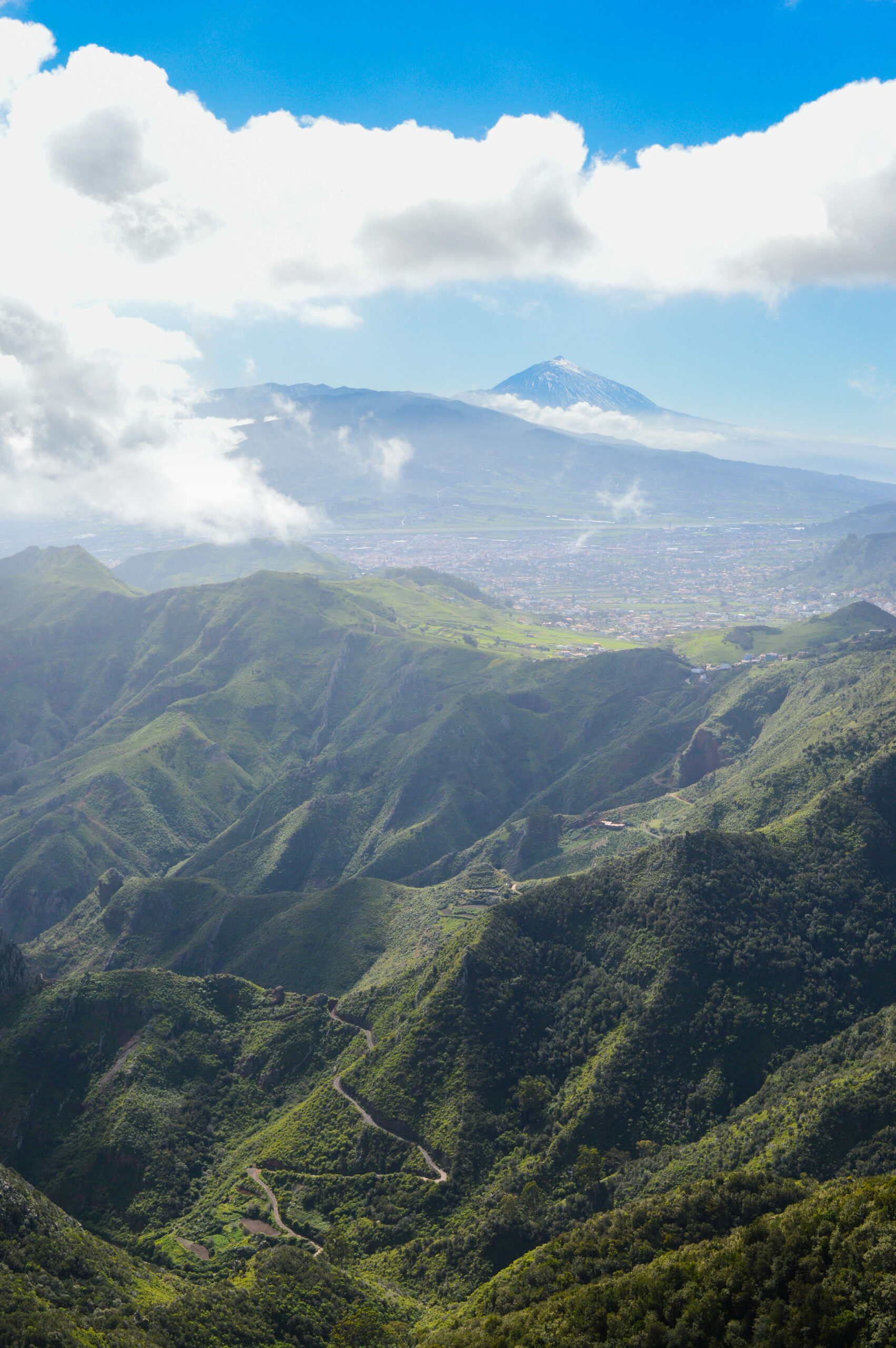 chemin zigzag dans la montagne et teide au fond