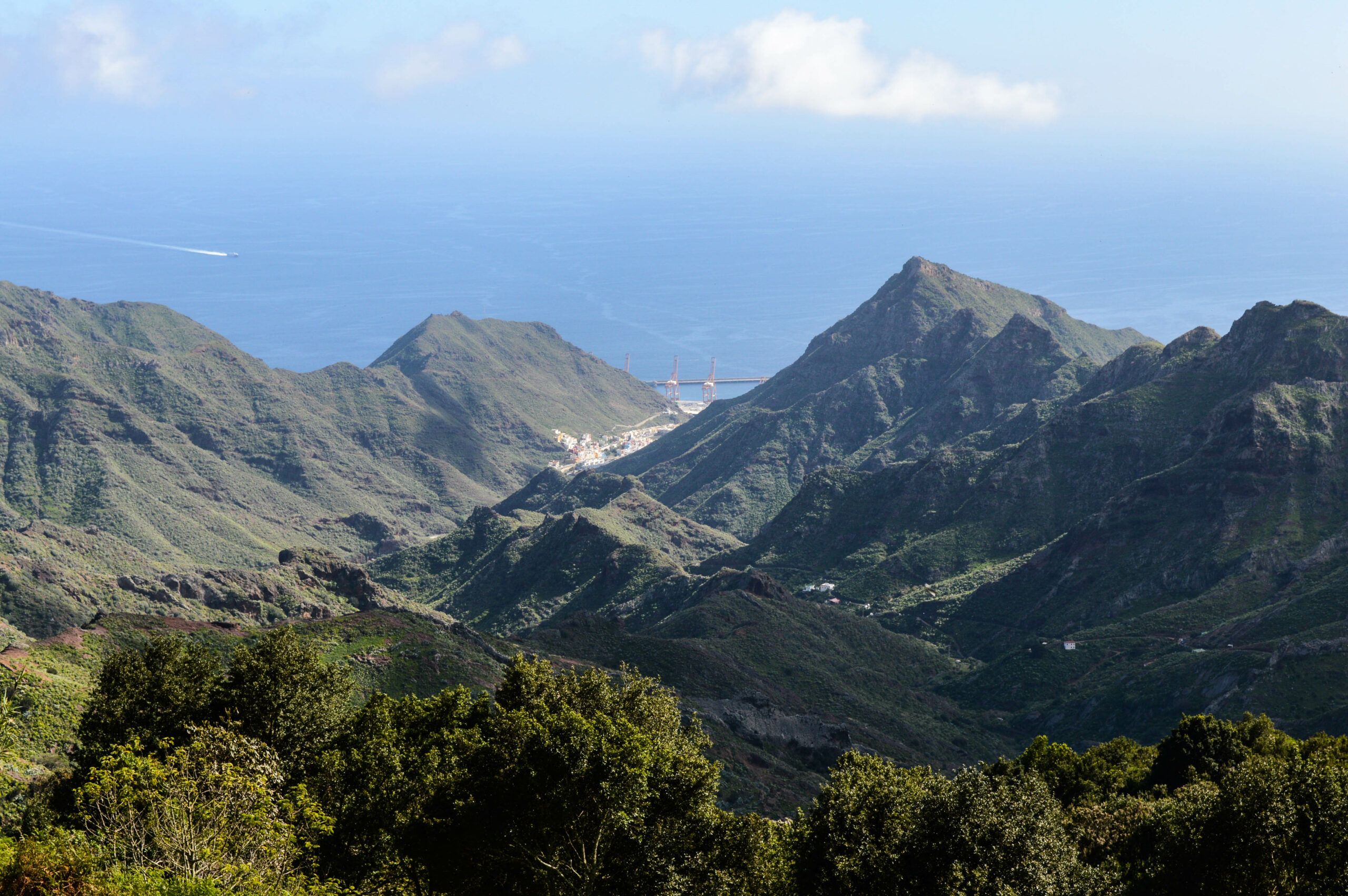 Vue sur les pics pointus de l'Anaga à Tenerife, les petites maisons dans la vallée, et l'océan en arrière plan