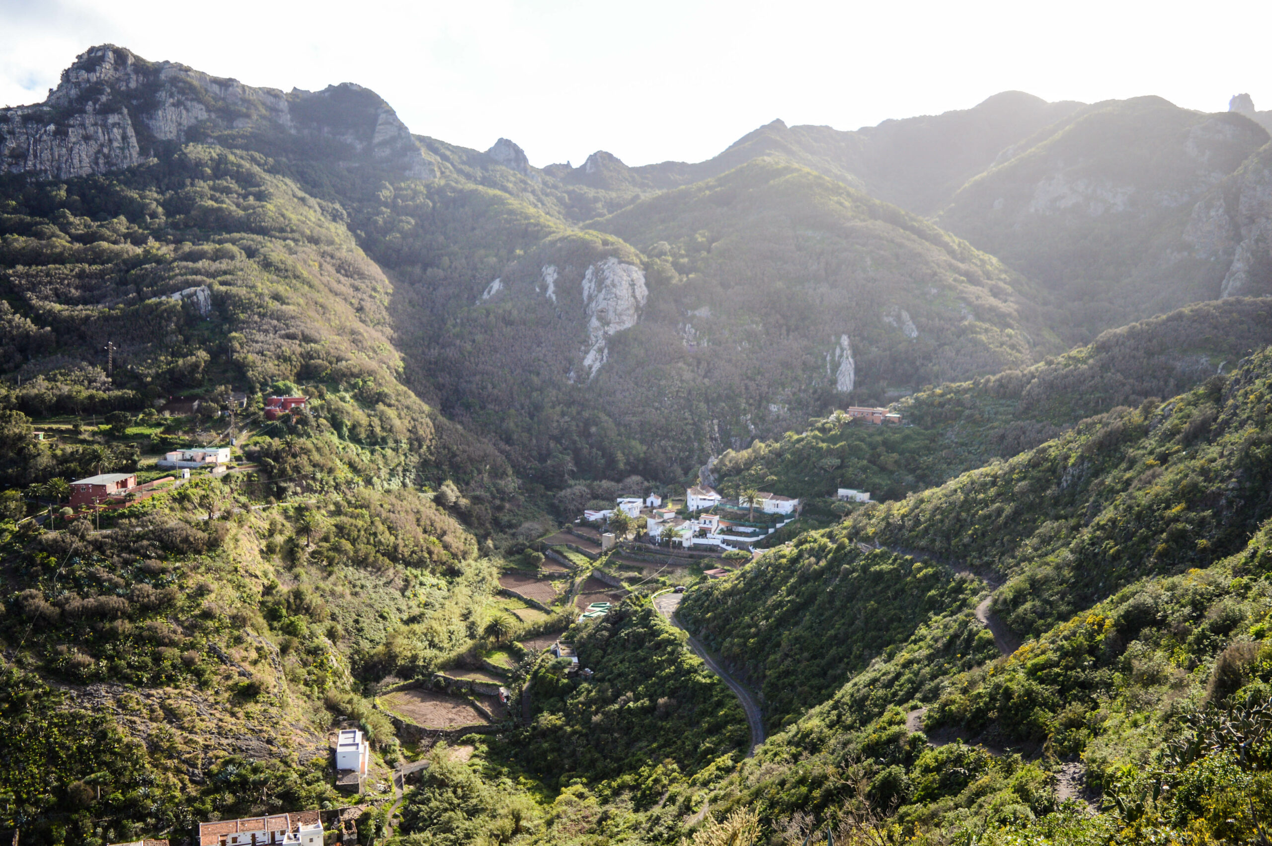 Vue sur le village de Chamorga, entouré des montagnes rocheuses et vertes de végétation