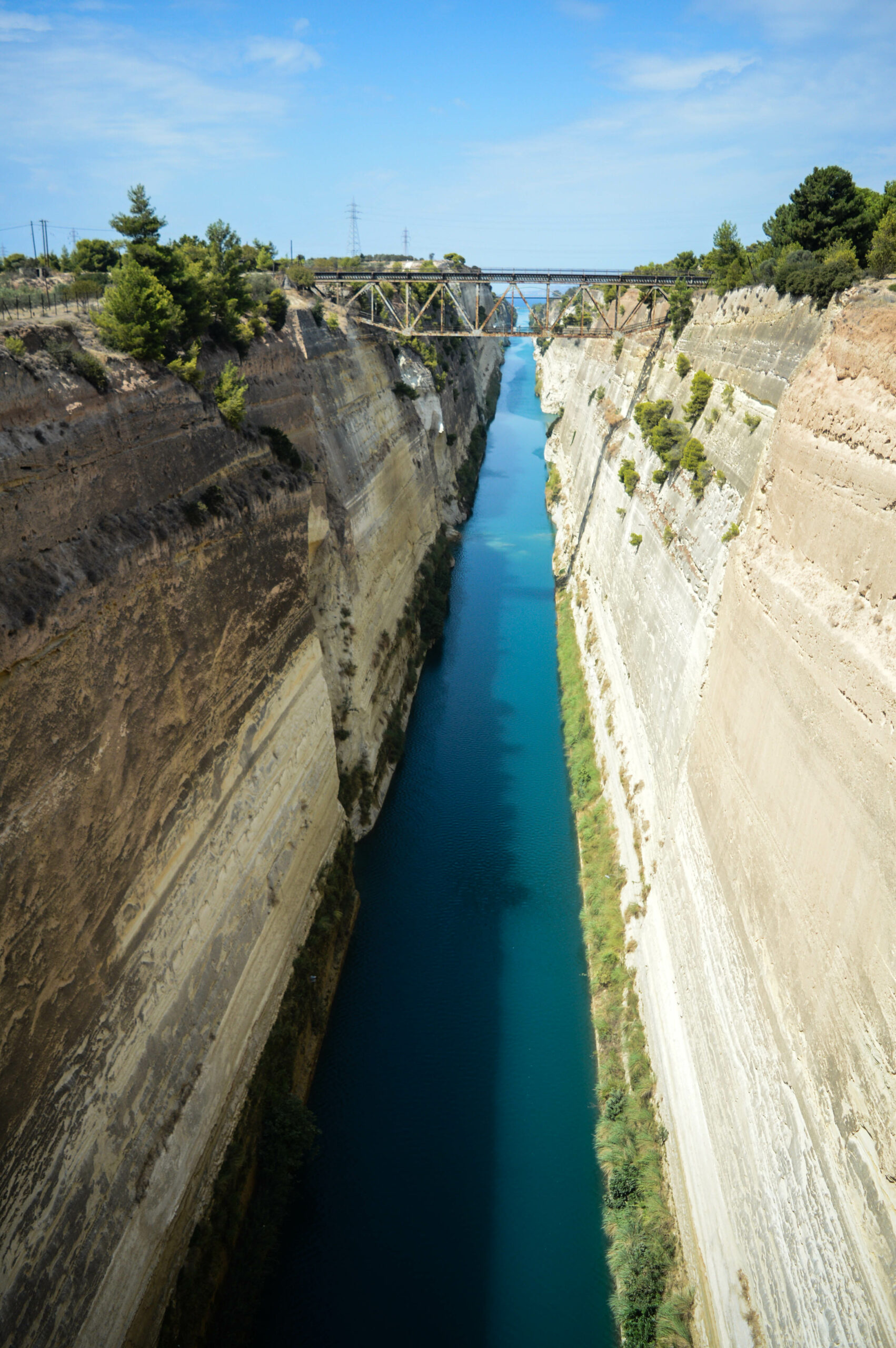 Falaises blanches du canal de Corinthe, avec son pont en arrière plan