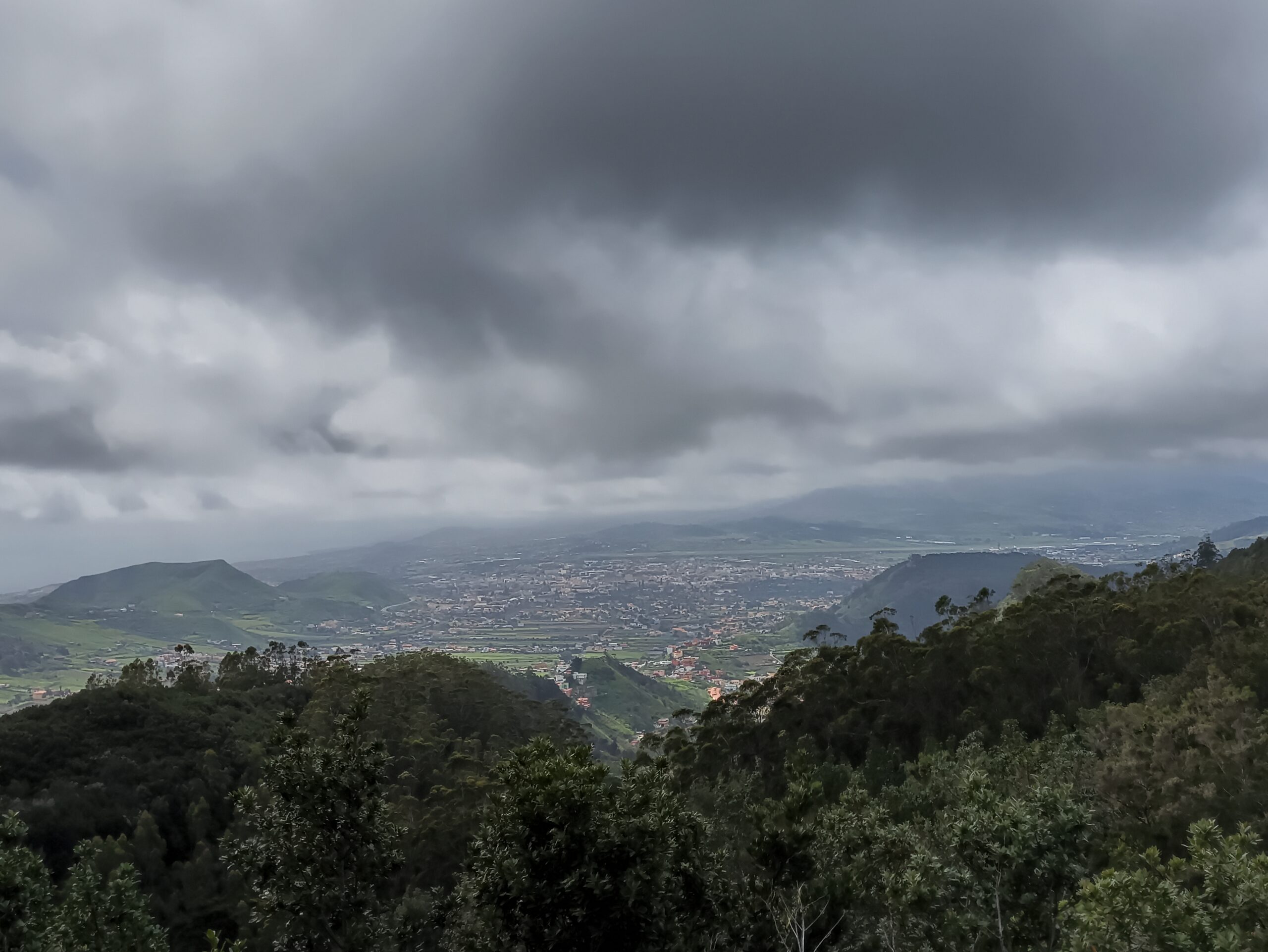 Nuages gris au dessus de Tenerife et du massif de l'Anaga