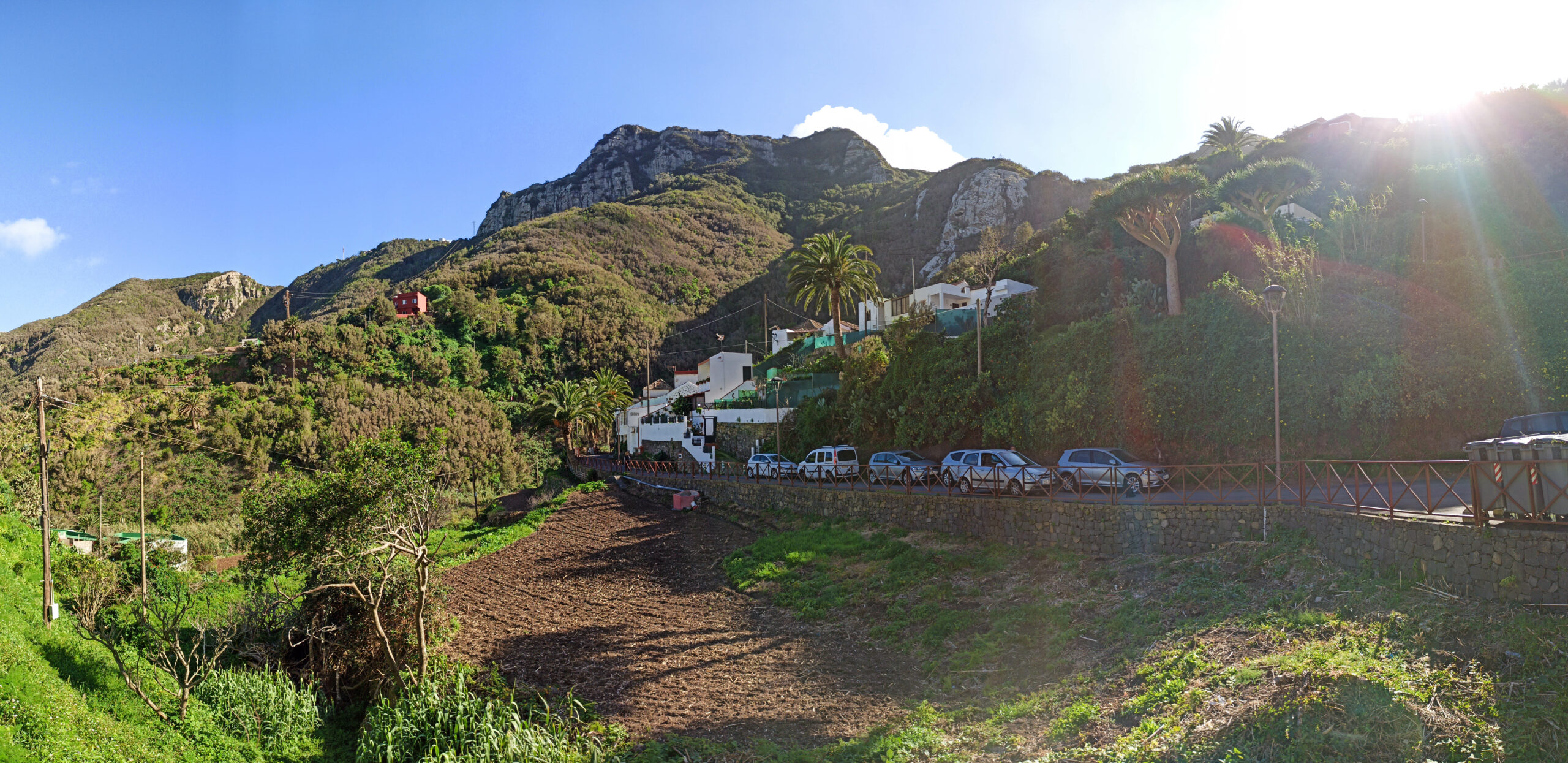 Panorama du village de Chamorga, avec les maisons et une petite route au pied des montagnes