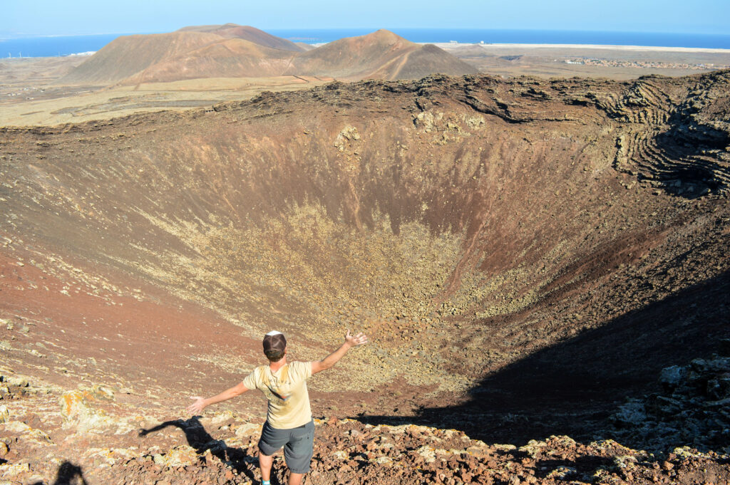 Manu en haut du cratère du volcan Calderon hondo