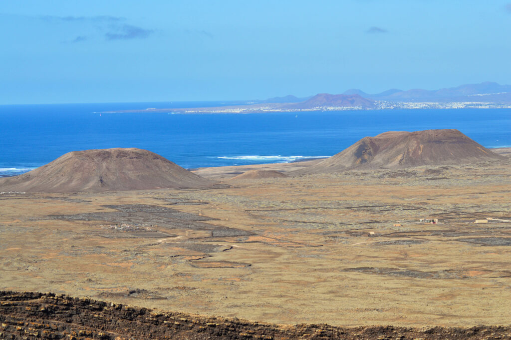 Vue sur l'océan et des volcans