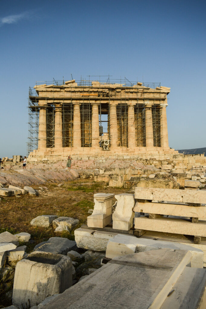 Ruines au premier plan, avec le Parthénon et ses échafaudages pour rénovation en arrière plan
