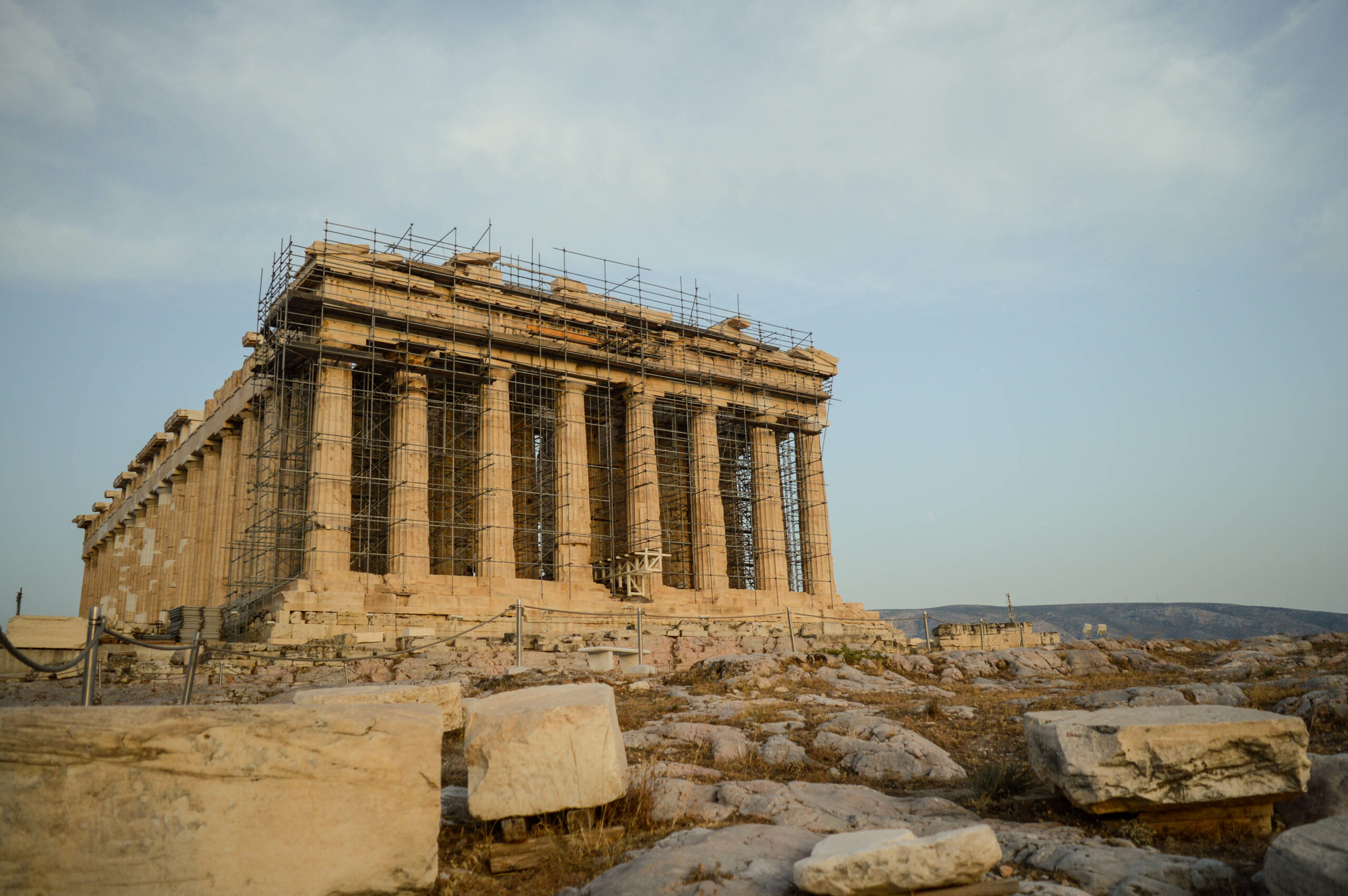 Ruines au premier plan, avec le Parthénon et ses échafaudages pour rénovation en arrière plan