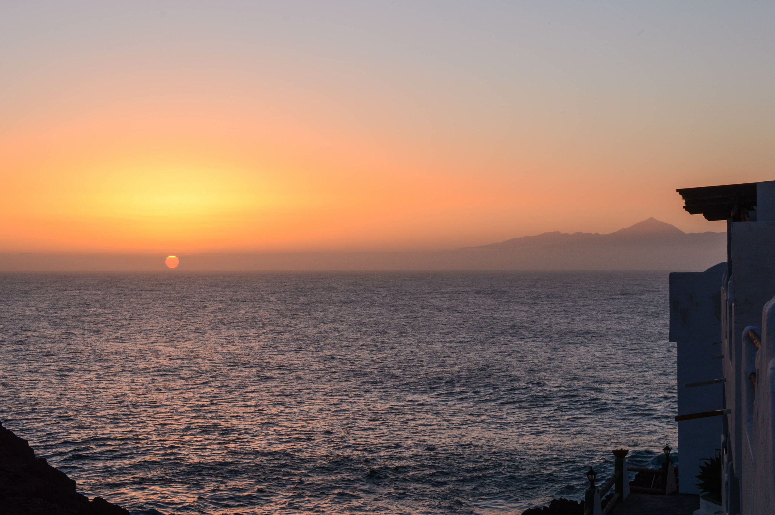 Couleurs oranges du coucher de soleil, avec le volcan Teide de Tenerife en arrière plan