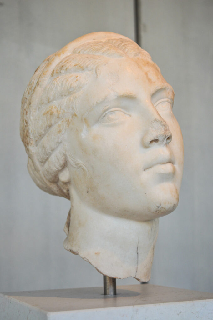 Tête d'une statue de femme