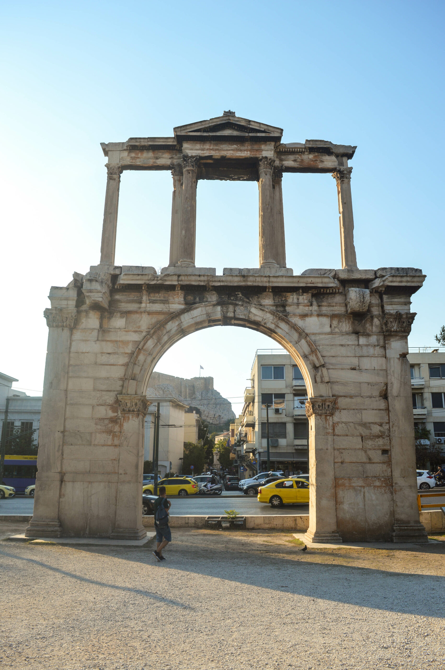 Arche de la porte d'Hadrien, surplombée de 4 colonnes