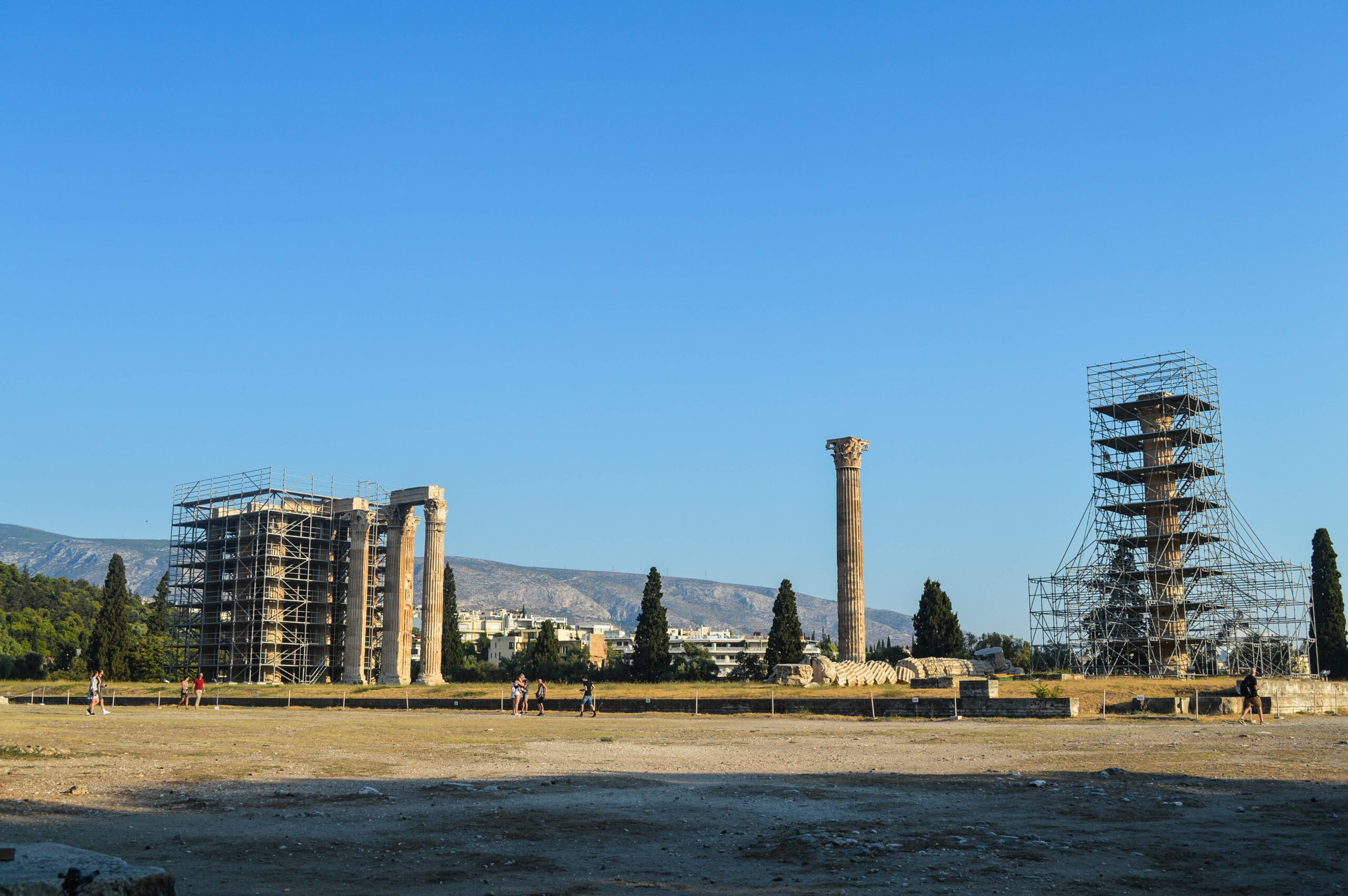 Colonnes vestiges du temple de Zeus, devant les montagnes et un grand ciel bleu