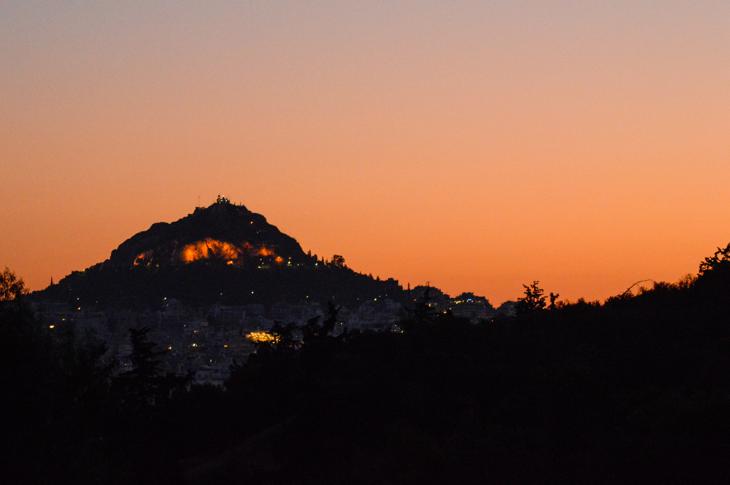 La montagne Lycabette devant le ciel orangé du lever de soleil, lors de nos 2 jours de visite d'Athènes
