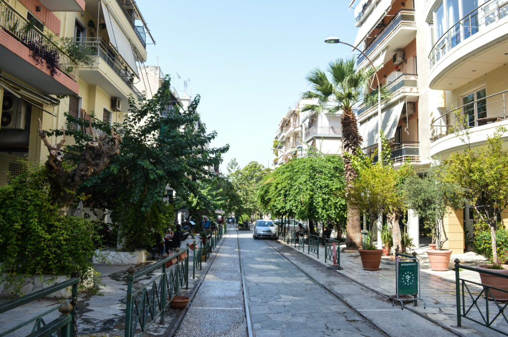 Petite rue pavée du centre d'Athènes, bordée d'arbustes