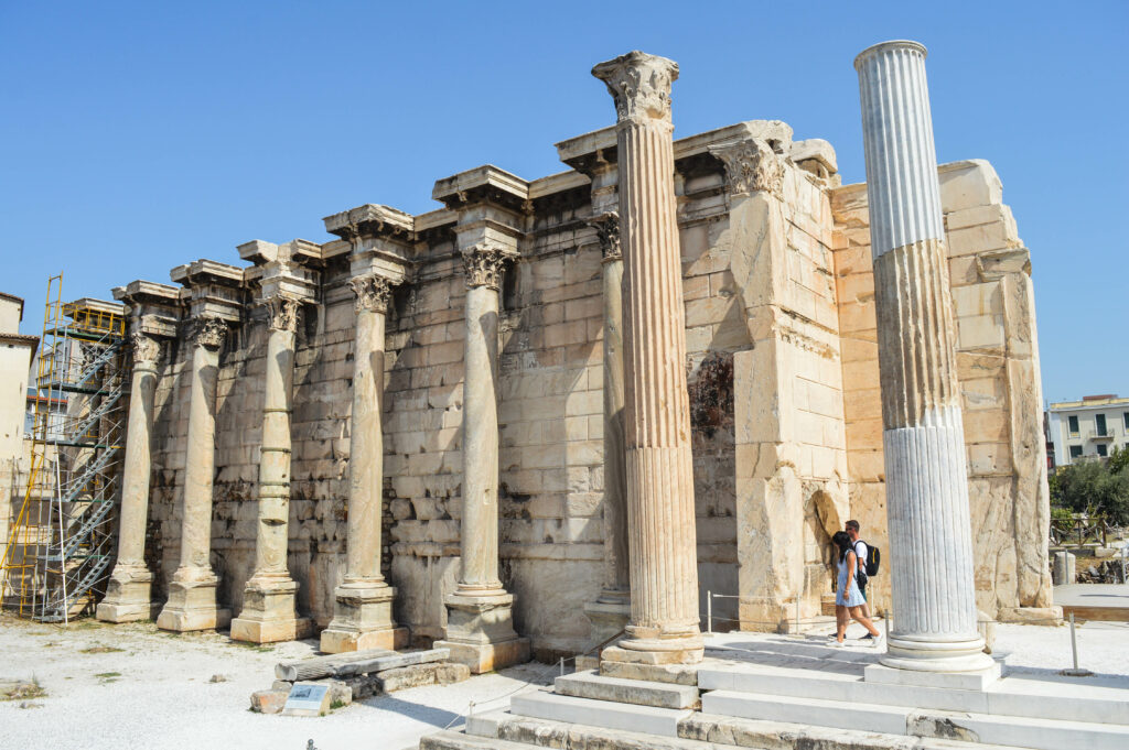 Vestiges et colonnes de la bibliothèque d'Hadrien
