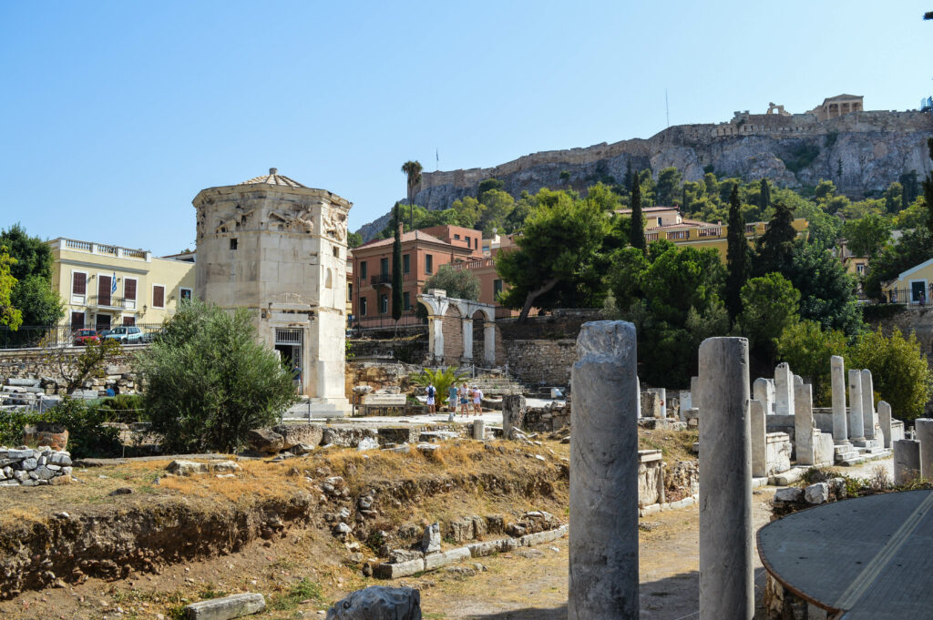 Personnes visitant les vestiges de l'agora romaine
