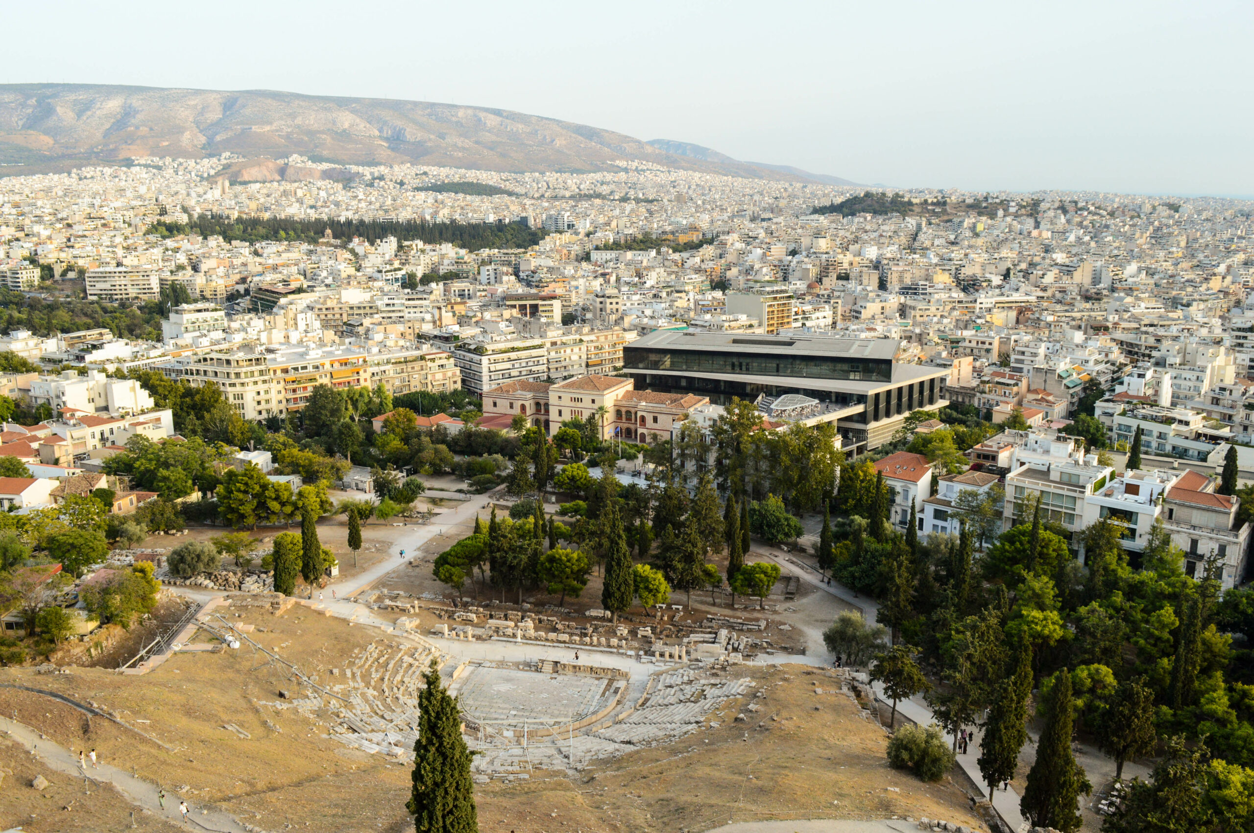 Vue sur les ruines du théâtre antique et et de la ville d'Athènes depuis l'Acropole