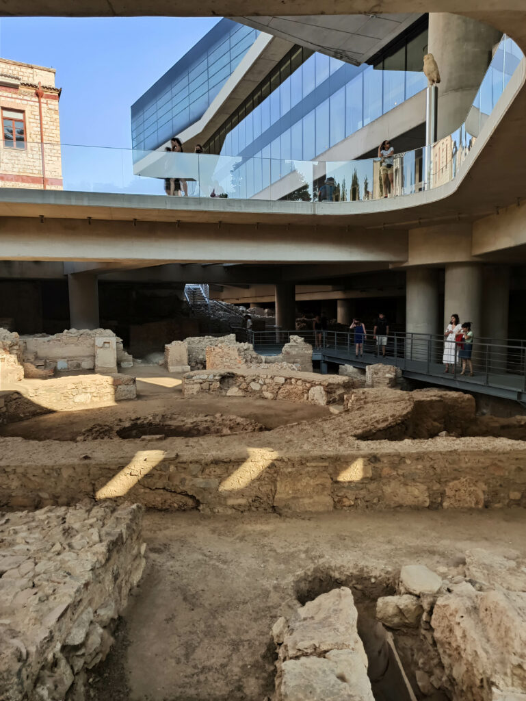 Vue en contreplongée depuis les ruines archéologiques en contrebas du musée de l'Acropole